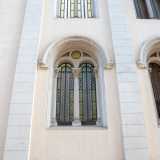 ...divise da fini colonnine su capitelli e chiuse da inferriate in ferro battuto
